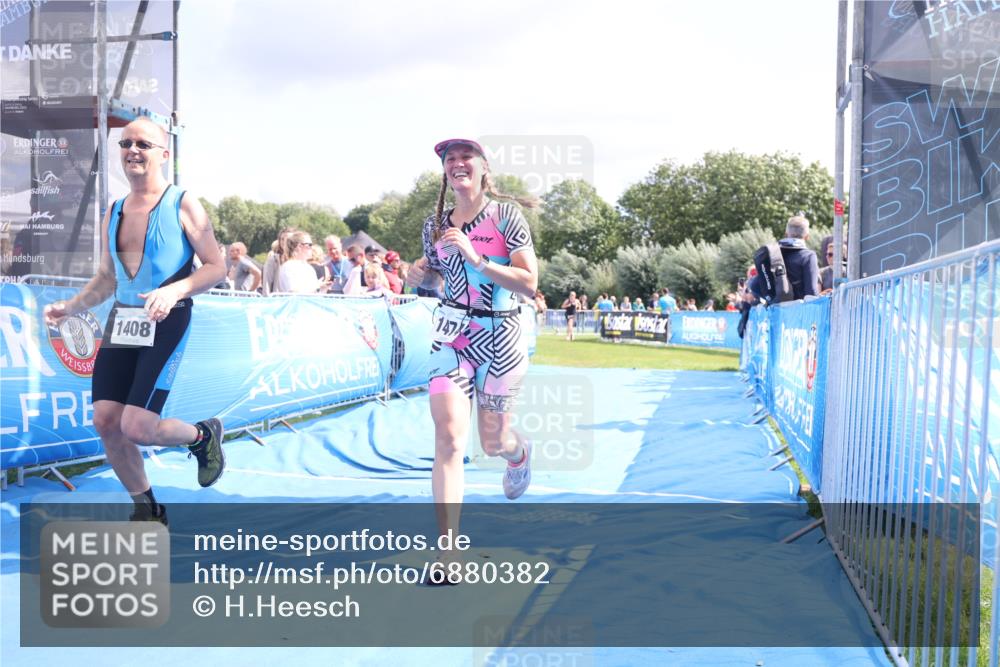 25.08.2024 - Elbe Triathlon Hamburg H.Heesch http://msf.ph/oto/6880382 25.08.2024 11:54:06 Ziel 151, 1408, 1474 meine-sportfotos.de