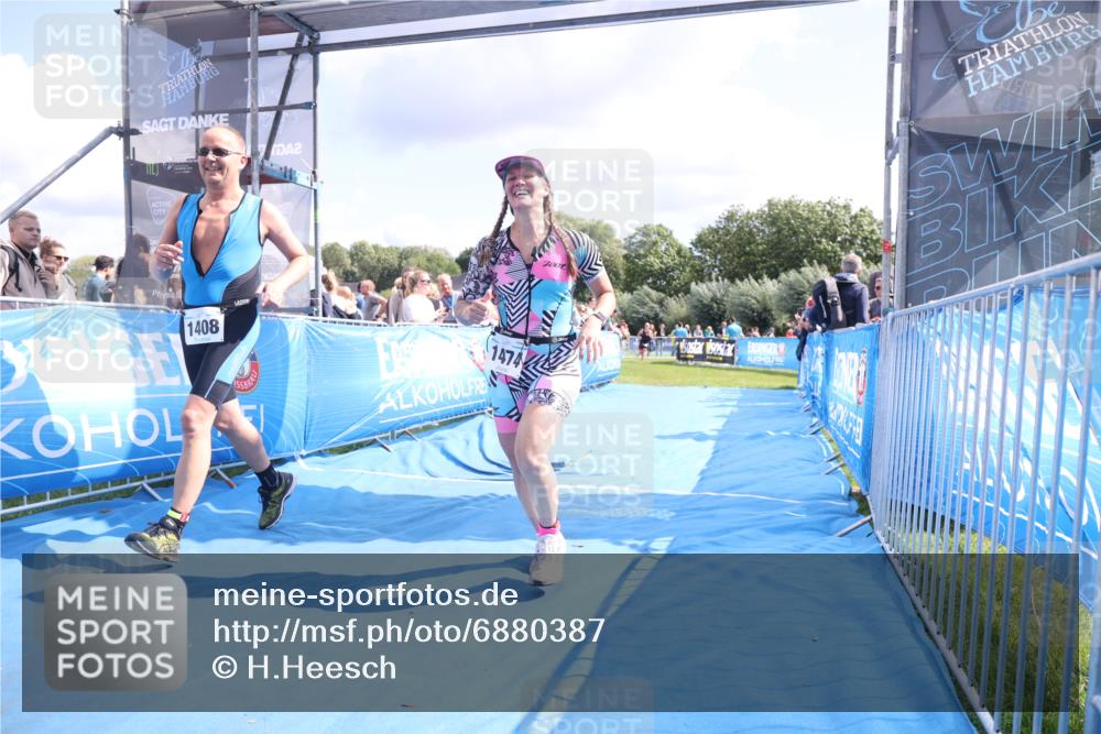 25.08.2024 - Elbe Triathlon Hamburg H.Heesch http://msf.ph/oto/6880387 25.08.2024 11:54:06 Ziel 151, 1408, 1474 meine-sportfotos.de
