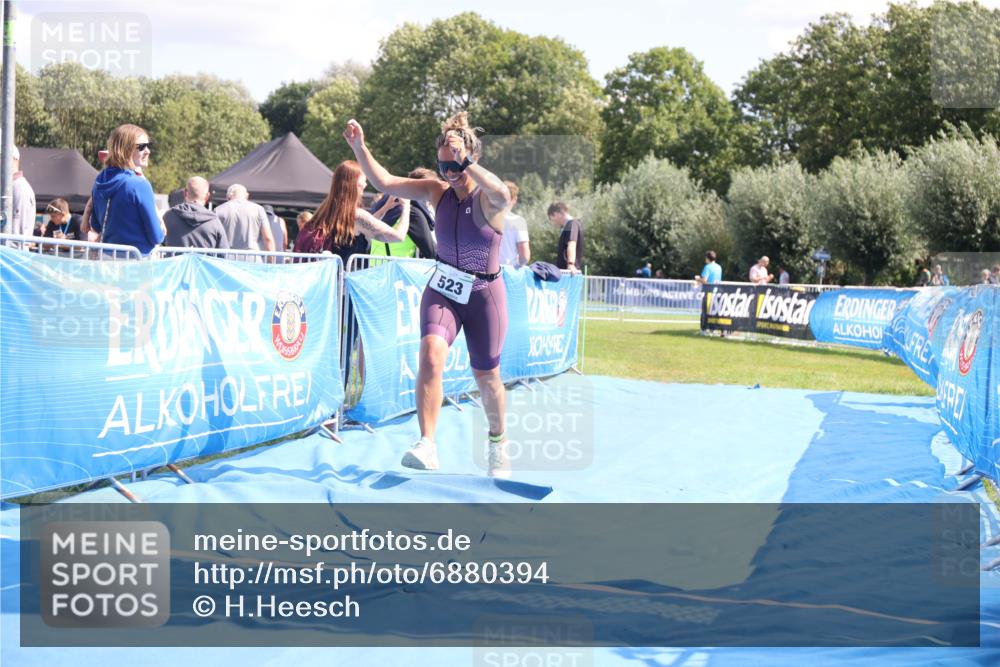25.08.2024 - Elbe Triathlon Hamburg H.Heesch http://msf.ph/oto/6880394 25.08.2024 12:25:02 Ziel 523 meine-sportfotos.de