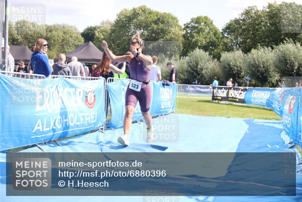 25.08.2024 - Elbe Triathlon Hamburg H.Heesch http://msf.ph/oto/6880396 25.08.2024 12:25:02 Ziel 523 meine-sportfotos.de