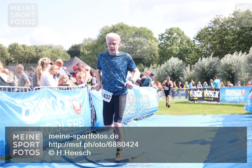 25.08.2024 - Elbe Triathlon Hamburg H.Heesch http://msf.ph/oto/6880424 25.08.2024 11:54:17 Ziel 151, 1420, 1432 meine-sportfotos.de