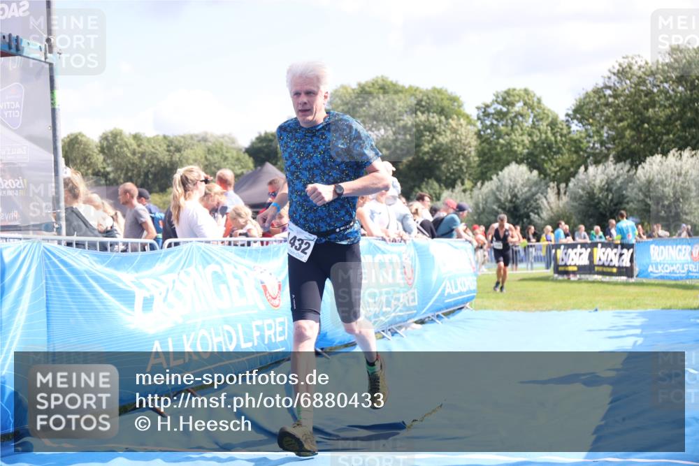 25.08.2024 - Elbe Triathlon Hamburg H.Heesch http://msf.ph/oto/6880433 25.08.2024 11:54:17 Ziel 151, 1420, 1432 meine-sportfotos.de