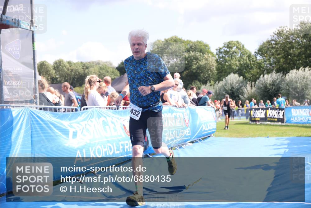 25.08.2024 - Elbe Triathlon Hamburg H.Heesch http://msf.ph/oto/6880435 25.08.2024 11:54:17 Ziel 151, 1420, 1432 meine-sportfotos.de