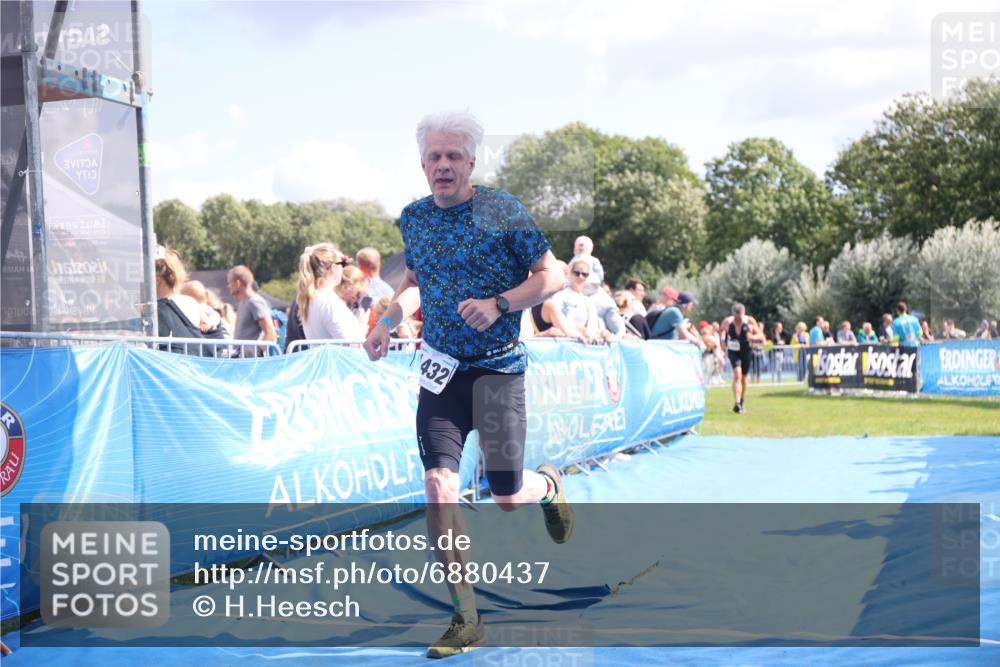 25.08.2024 - Elbe Triathlon Hamburg H.Heesch http://msf.ph/oto/6880437 25.08.2024 11:54:17 Ziel 151, 1420, 1432 meine-sportfotos.de
