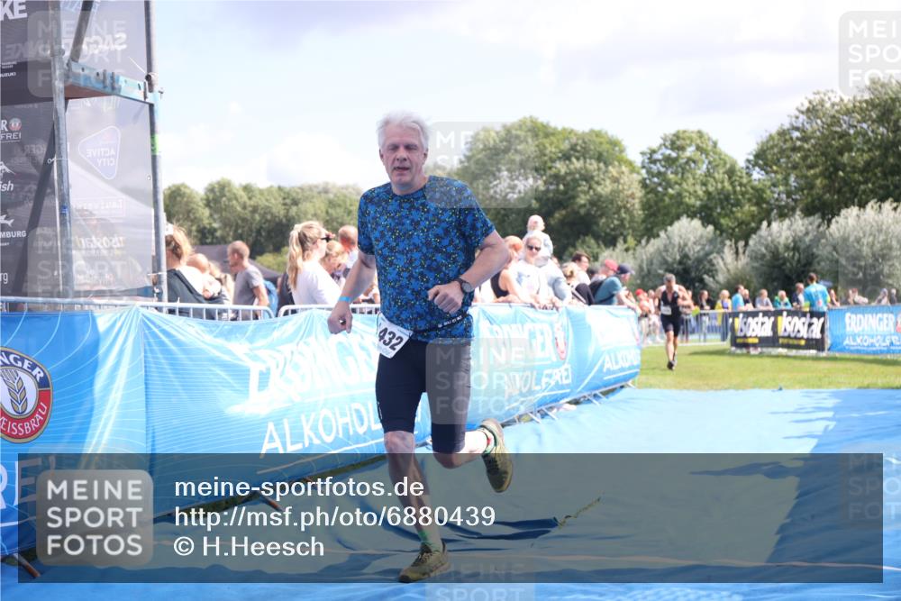 25.08.2024 - Elbe Triathlon Hamburg H.Heesch http://msf.ph/oto/6880439 25.08.2024 11:54:17 Ziel 151, 1420, 1432 meine-sportfotos.de