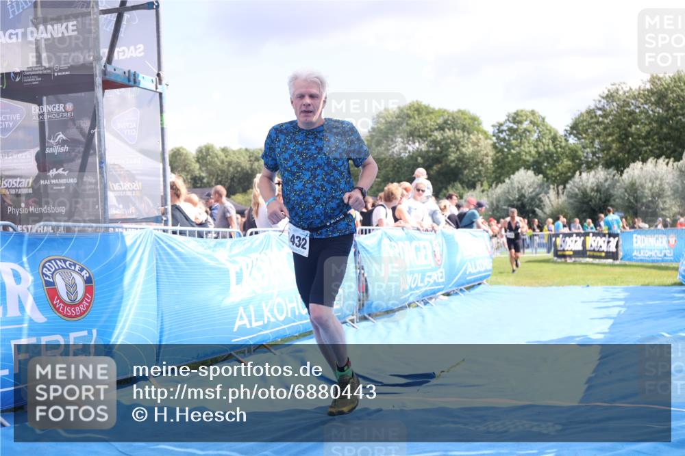 25.08.2024 - Elbe Triathlon Hamburg H.Heesch http://msf.ph/oto/6880443 25.08.2024 11:54:17 Ziel 151, 1420, 1432 meine-sportfotos.de