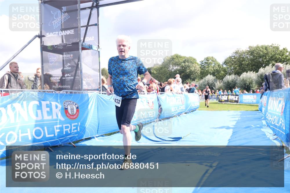 25.08.2024 - Elbe Triathlon Hamburg H.Heesch http://msf.ph/oto/6880451 25.08.2024 11:54:17 Ziel 151, 1420, 1432 meine-sportfotos.de
