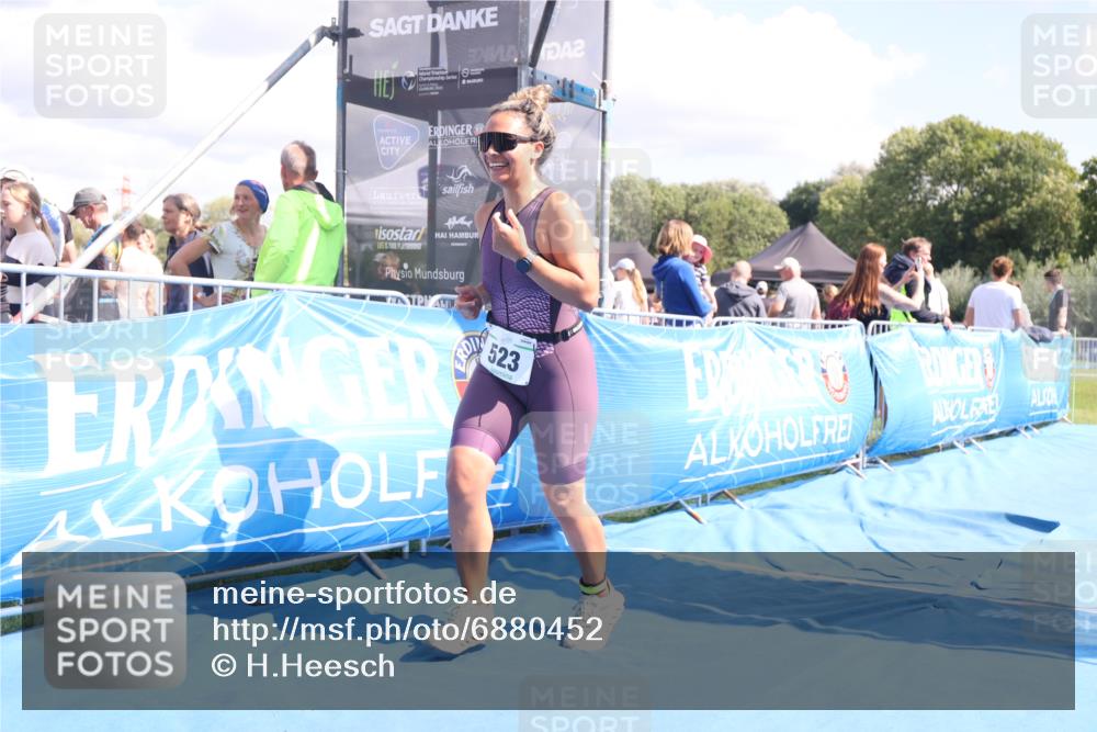 25.08.2024 - Elbe Triathlon Hamburg H.Heesch http://msf.ph/oto/6880452 25.08.2024 12:25:03 Ziel 523 meine-sportfotos.de
