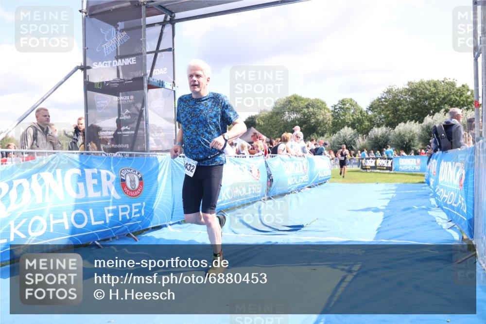 25.08.2024 - Elbe Triathlon Hamburg H.Heesch http://msf.ph/oto/6880453 25.08.2024 11:54:17 Ziel 151, 1420, 1432 meine-sportfotos.de