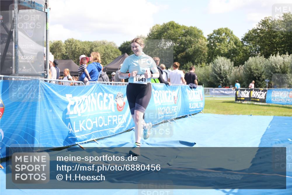 25.08.2024 - Elbe Triathlon Hamburg H.Heesch http://msf.ph/oto/6880456 25.08.2024 12:25:25 Ziel 1641 meine-sportfotos.de