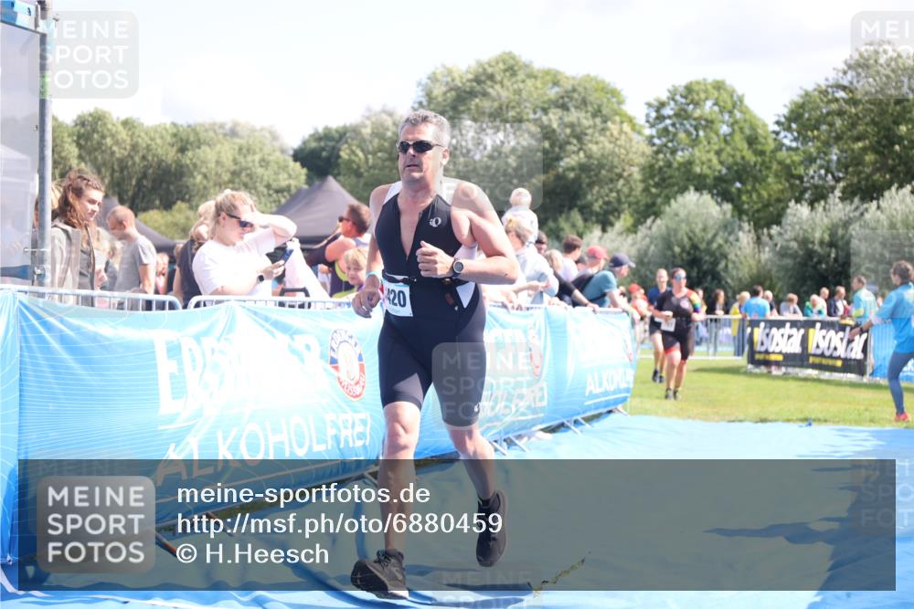 25.08.2024 - Elbe Triathlon Hamburg H.Heesch http://msf.ph/oto/6880459 25.08.2024 11:54:22 Ziel 1420, 1432 meine-sportfotos.de