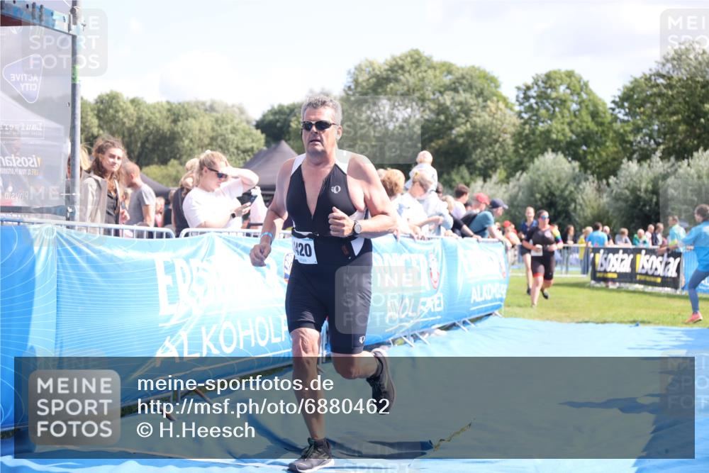 25.08.2024 - Elbe Triathlon Hamburg H.Heesch http://msf.ph/oto/6880462 25.08.2024 11:54:22 Ziel 1420, 1432 meine-sportfotos.de