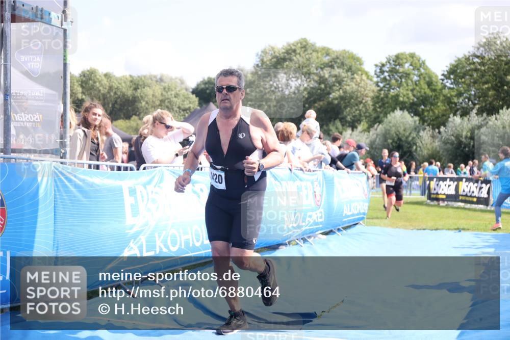 25.08.2024 - Elbe Triathlon Hamburg H.Heesch http://msf.ph/oto/6880464 25.08.2024 11:54:22 Ziel 1420, 1432 meine-sportfotos.de