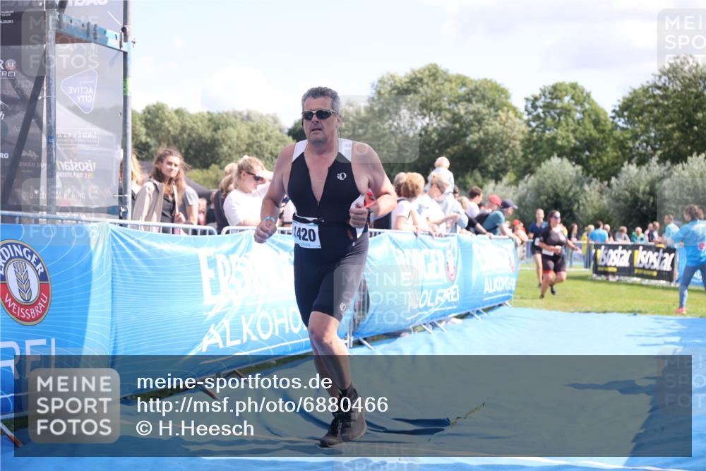 25.08.2024 - Elbe Triathlon Hamburg H.Heesch http://msf.ph/oto/6880466 25.08.2024 11:54:22 Ziel 1420, 1432 meine-sportfotos.de