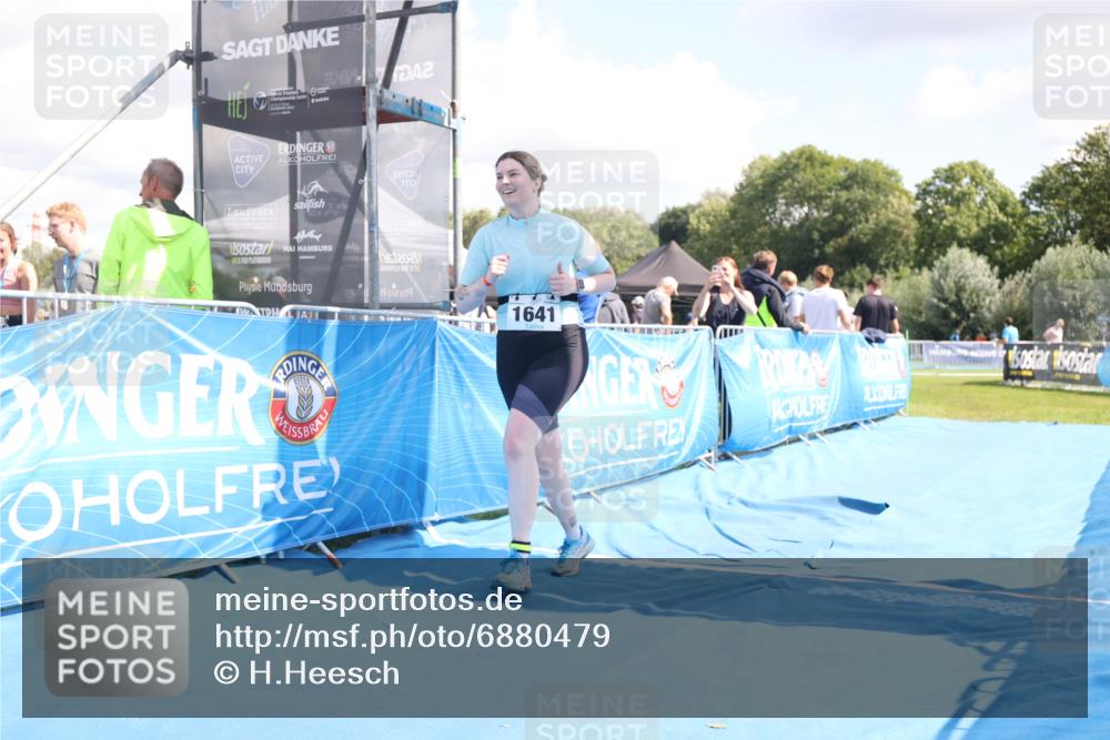 25.08.2024 - Elbe Triathlon Hamburg H.Heesch http://msf.ph/oto/6880479 25.08.2024 12:25:26 Ziel 1641 meine-sportfotos.de
