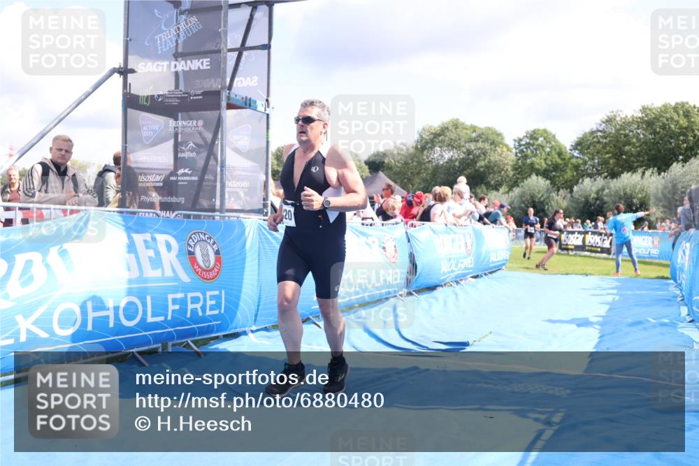 25.08.2024 - Elbe Triathlon Hamburg H.Heesch http://msf.ph/oto/6880480 25.08.2024 11:54:23 Ziel 1420, 1432 meine-sportfotos.de