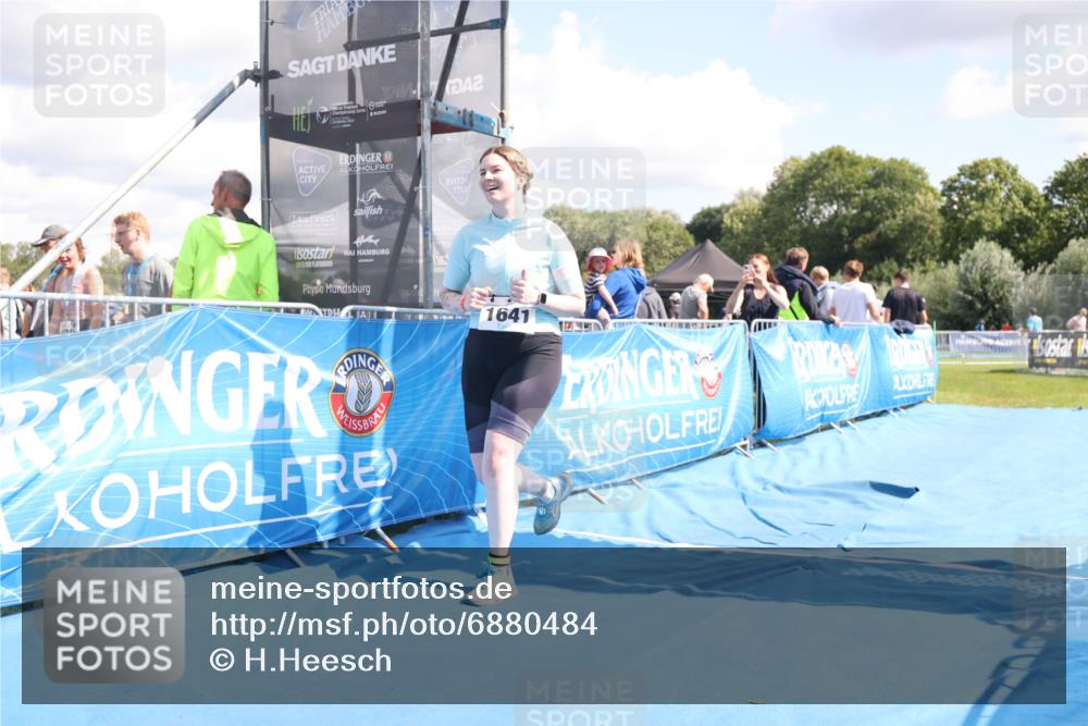 25.08.2024 - Elbe Triathlon Hamburg H.Heesch http://msf.ph/oto/6880484 25.08.2024 12:25:26 Ziel 1641 meine-sportfotos.de