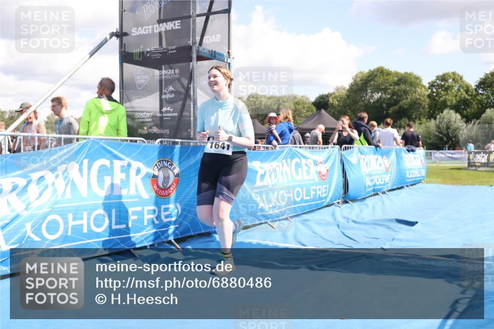 25.08.2024 - Elbe Triathlon Hamburg H.Heesch http://msf.ph/oto/6880486 25.08.2024 12:25:26 Ziel 1641 meine-sportfotos.de