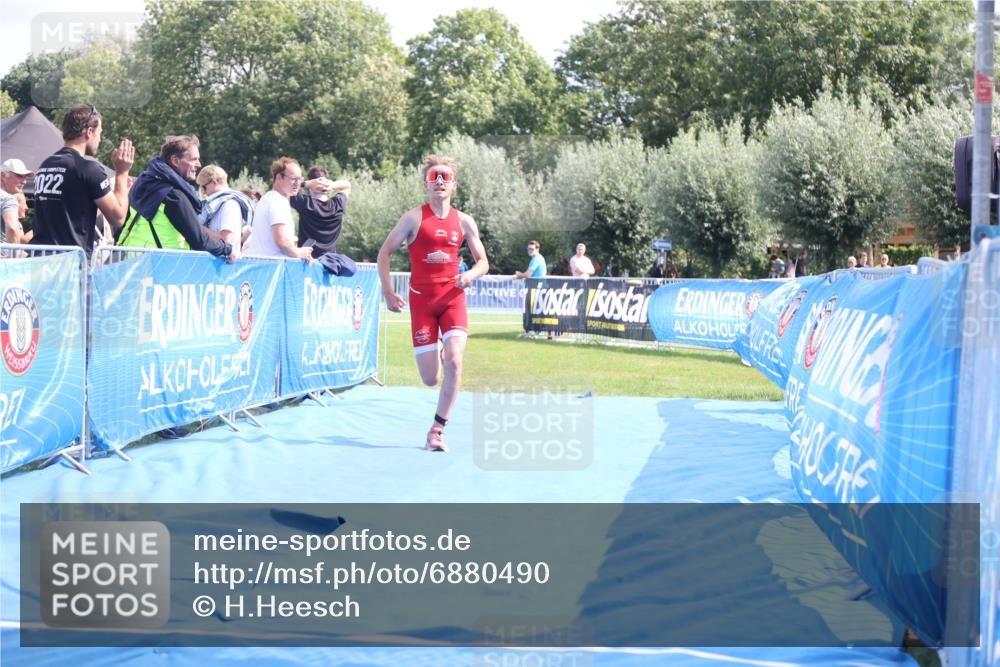 25.08.2024 - Elbe Triathlon Hamburg H.Heesch http://msf.ph/oto/6880490 25.08.2024 12:25:52 Ziel 1730 meine-sportfotos.de