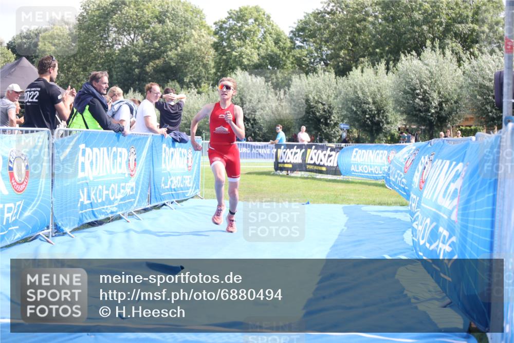 25.08.2024 - Elbe Triathlon Hamburg H.Heesch http://msf.ph/oto/6880494 25.08.2024 12:25:52 Ziel 1730 meine-sportfotos.de