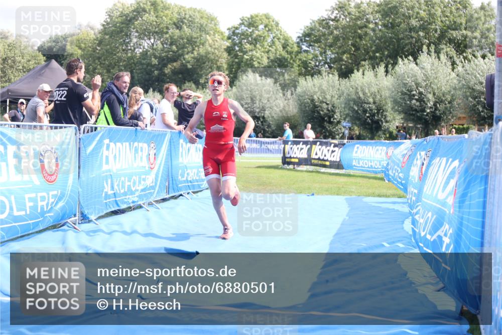 25.08.2024 - Elbe Triathlon Hamburg H.Heesch http://msf.ph/oto/6880501 25.08.2024 12:25:52 Ziel 1730 meine-sportfotos.de