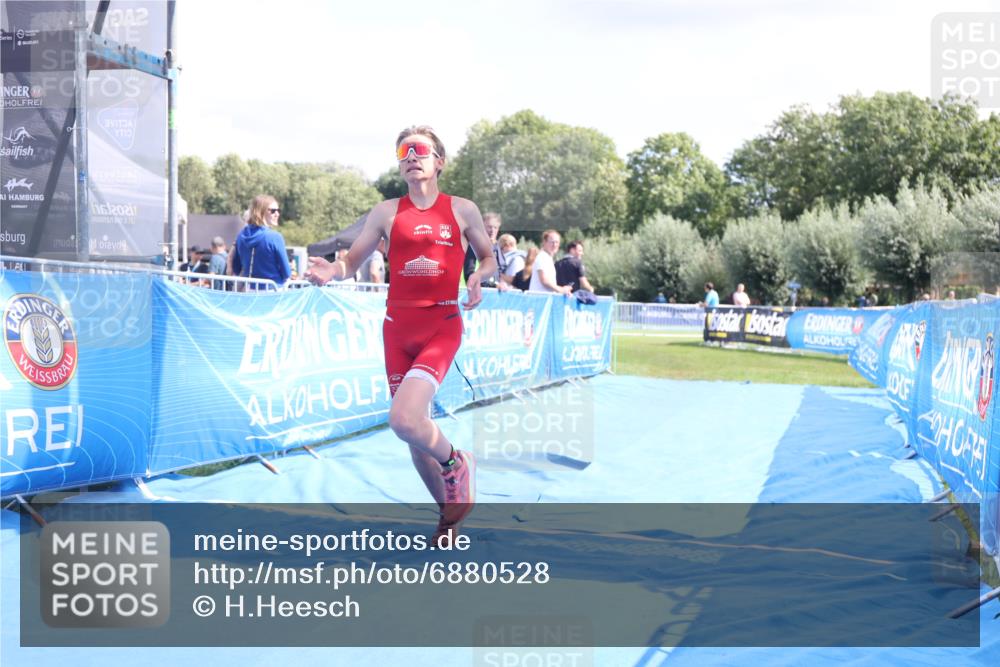 25.08.2024 - Elbe Triathlon Hamburg H.Heesch http://msf.ph/oto/6880528 25.08.2024 12:25:53 Ziel 1730 meine-sportfotos.de