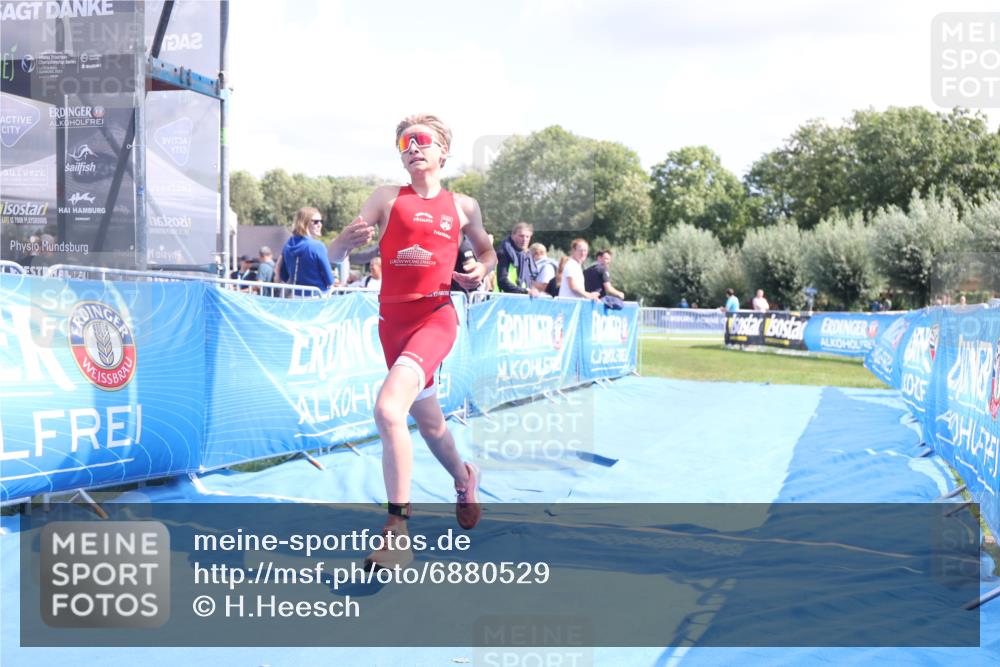 25.08.2024 - Elbe Triathlon Hamburg H.Heesch http://msf.ph/oto/6880529 25.08.2024 12:25:53 Ziel 1730 meine-sportfotos.de