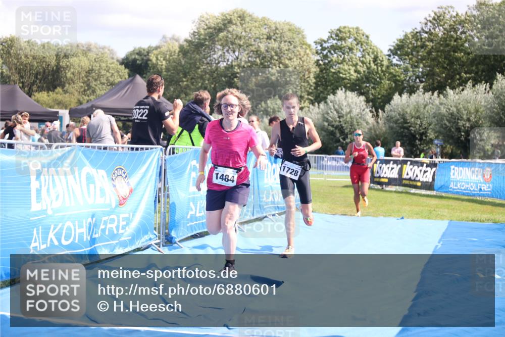 25.08.2024 - Elbe Triathlon Hamburg H.Heesch http://msf.ph/oto/6880601 25.08.2024 12:26:47 Ziel 1484, 1728, 1732 meine-sportfotos.de