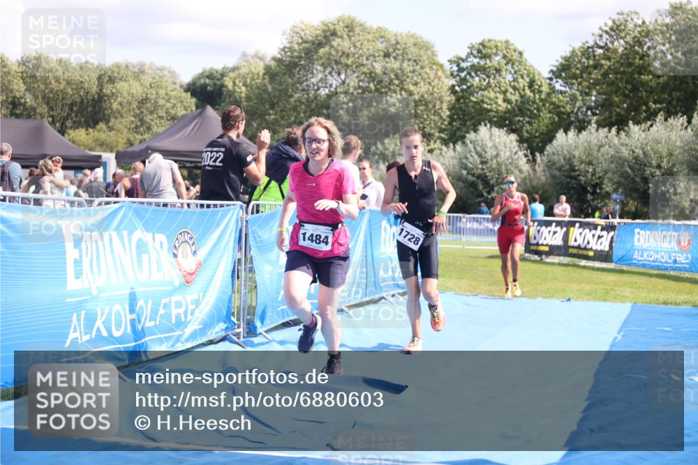 25.08.2024 - Elbe Triathlon Hamburg H.Heesch http://msf.ph/oto/6880603 25.08.2024 12:26:47 Ziel 1484, 1728, 1732 meine-sportfotos.de