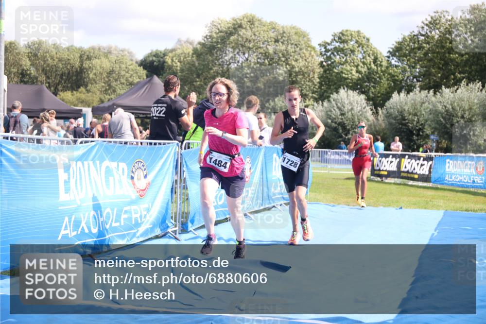25.08.2024 - Elbe Triathlon Hamburg H.Heesch http://msf.ph/oto/6880606 25.08.2024 12:26:47 Ziel 1484, 1728, 1732 meine-sportfotos.de