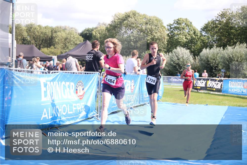 25.08.2024 - Elbe Triathlon Hamburg H.Heesch http://msf.ph/oto/6880610 25.08.2024 12:26:48 Ziel 1484, 1728, 1732 meine-sportfotos.de