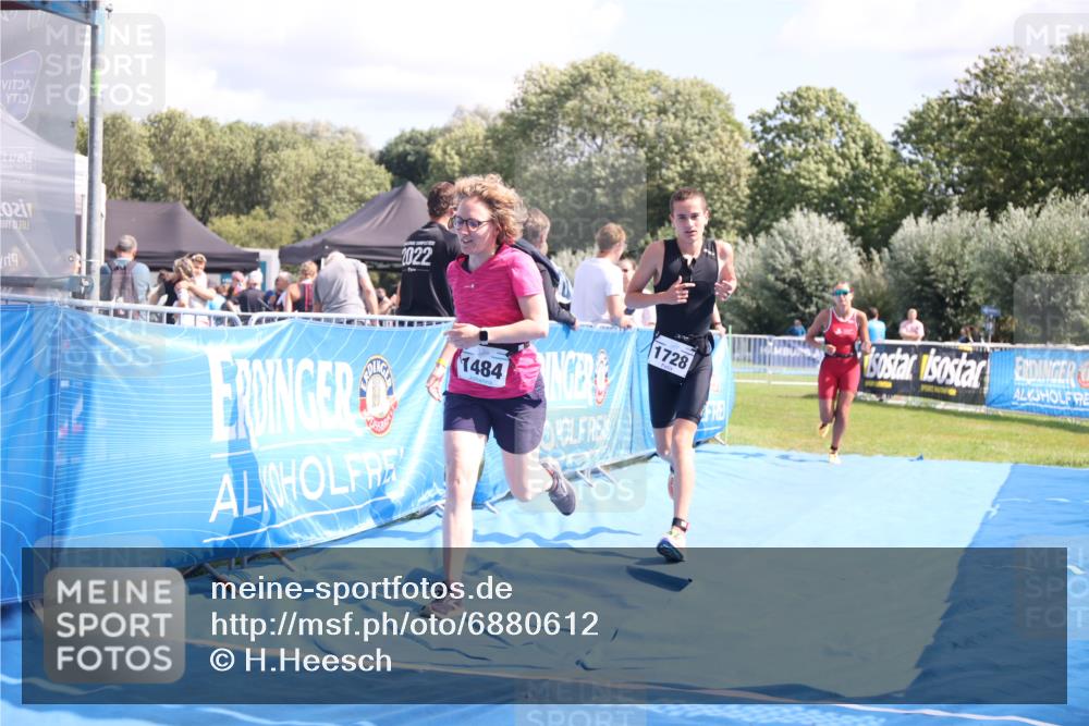 25.08.2024 - Elbe Triathlon Hamburg H.Heesch http://msf.ph/oto/6880612 25.08.2024 12:26:48 Ziel 1484, 1728, 1732 meine-sportfotos.de