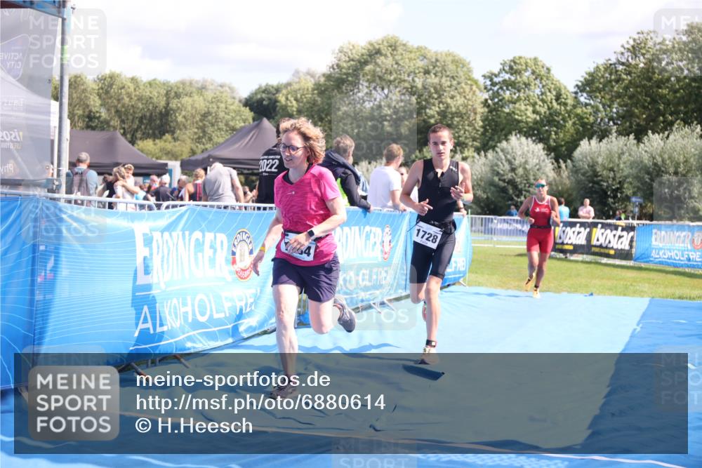 25.08.2024 - Elbe Triathlon Hamburg H.Heesch http://msf.ph/oto/6880614 25.08.2024 12:26:48 Ziel 1484, 1728, 1732 meine-sportfotos.de