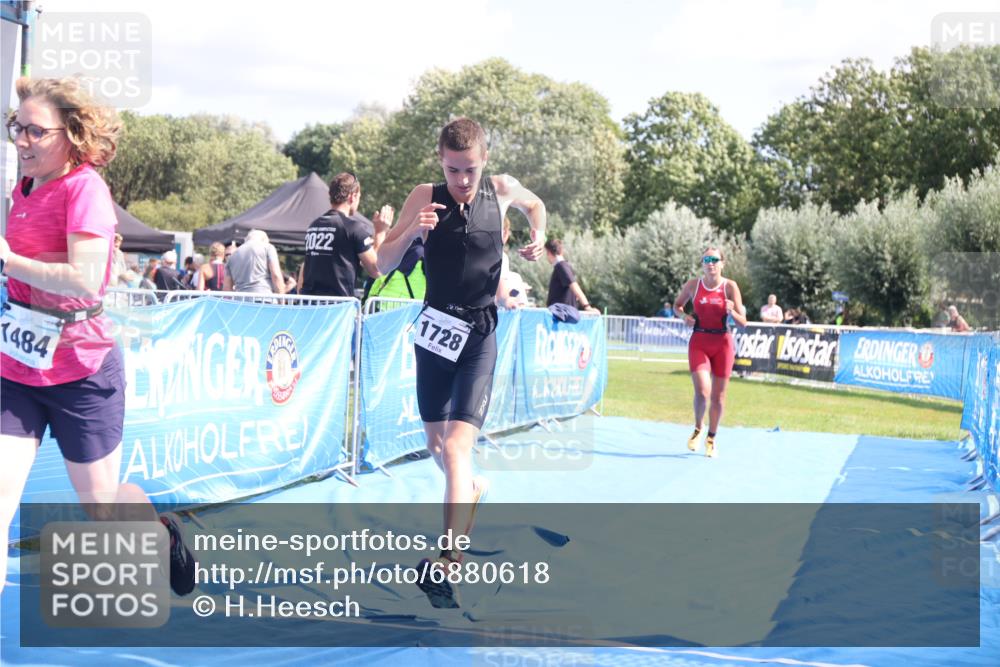 25.08.2024 - Elbe Triathlon Hamburg H.Heesch http://msf.ph/oto/6880618 25.08.2024 12:26:48 Ziel 1484, 1728, 1732 meine-sportfotos.de