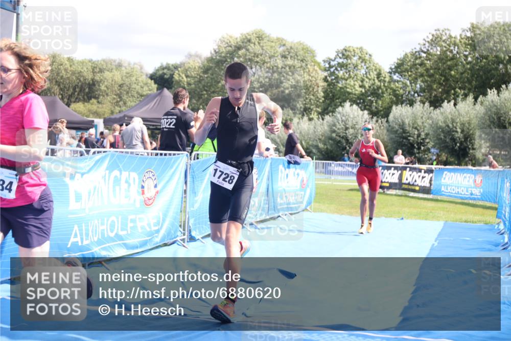 25.08.2024 - Elbe Triathlon Hamburg H.Heesch http://msf.ph/oto/6880620 25.08.2024 12:26:48 Ziel 1484, 1728, 1732 meine-sportfotos.de