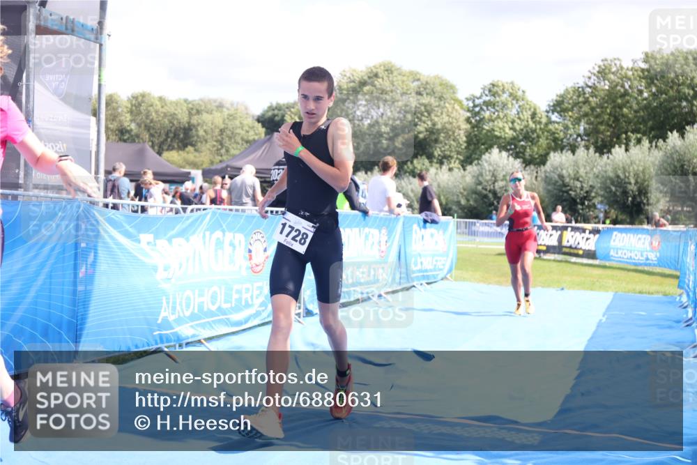 25.08.2024 - Elbe Triathlon Hamburg H.Heesch http://msf.ph/oto/6880631 25.08.2024 12:26:49 Ziel 1484, 1728, 1732 meine-sportfotos.de