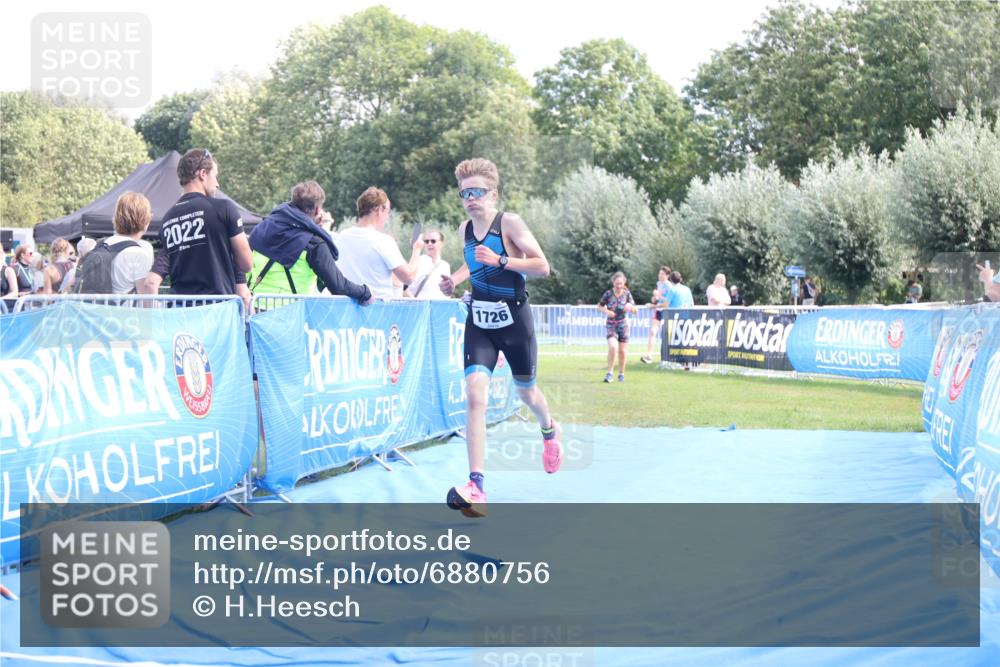 25.08.2024 - Elbe Triathlon Hamburg H.Heesch http://msf.ph/oto/6880756 25.08.2024 12:27:17 Ziel 1726, 1727 meine-sportfotos.de