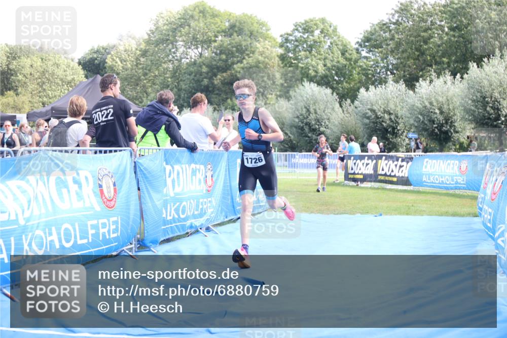 25.08.2024 - Elbe Triathlon Hamburg H.Heesch http://msf.ph/oto/6880759 25.08.2024 12:27:18 Ziel 1531, 1726, 1727 meine-sportfotos.de
