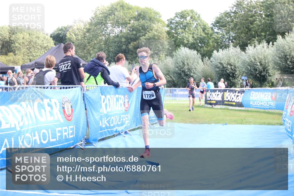 25.08.2024 - Elbe Triathlon Hamburg H.Heesch http://msf.ph/oto/6880761 25.08.2024 12:27:18 Ziel 1531, 1726, 1727 meine-sportfotos.de