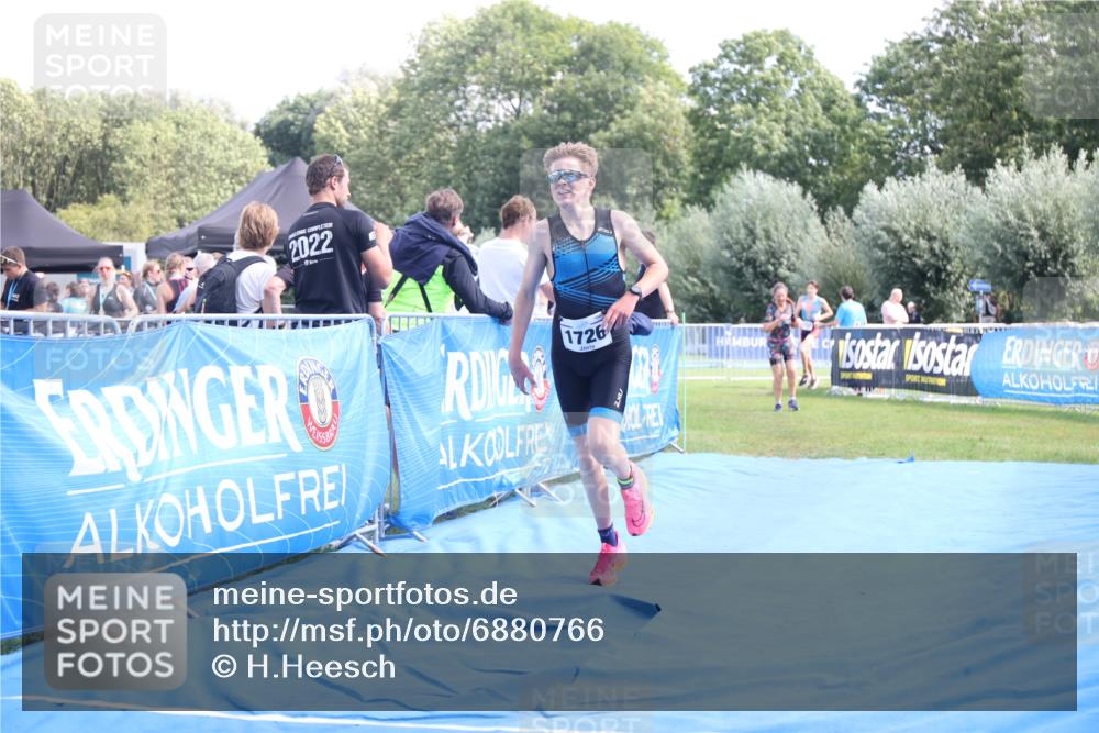 25.08.2024 - Elbe Triathlon Hamburg H.Heesch http://msf.ph/oto/6880766 25.08.2024 12:27:18 Ziel 1531, 1726, 1727 meine-sportfotos.de