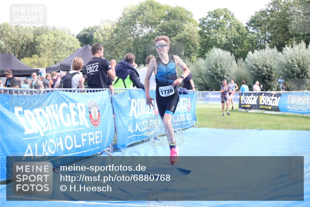 25.08.2024 - Elbe Triathlon Hamburg H.Heesch http://msf.ph/oto/6880768 25.08.2024 12:27:18 Ziel 1531, 1726, 1727 meine-sportfotos.de