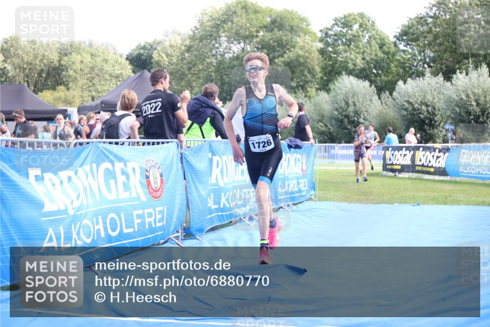 25.08.2024 - Elbe Triathlon Hamburg H.Heesch http://msf.ph/oto/6880770 25.08.2024 12:27:18 Ziel 1531, 1726, 1727 meine-sportfotos.de