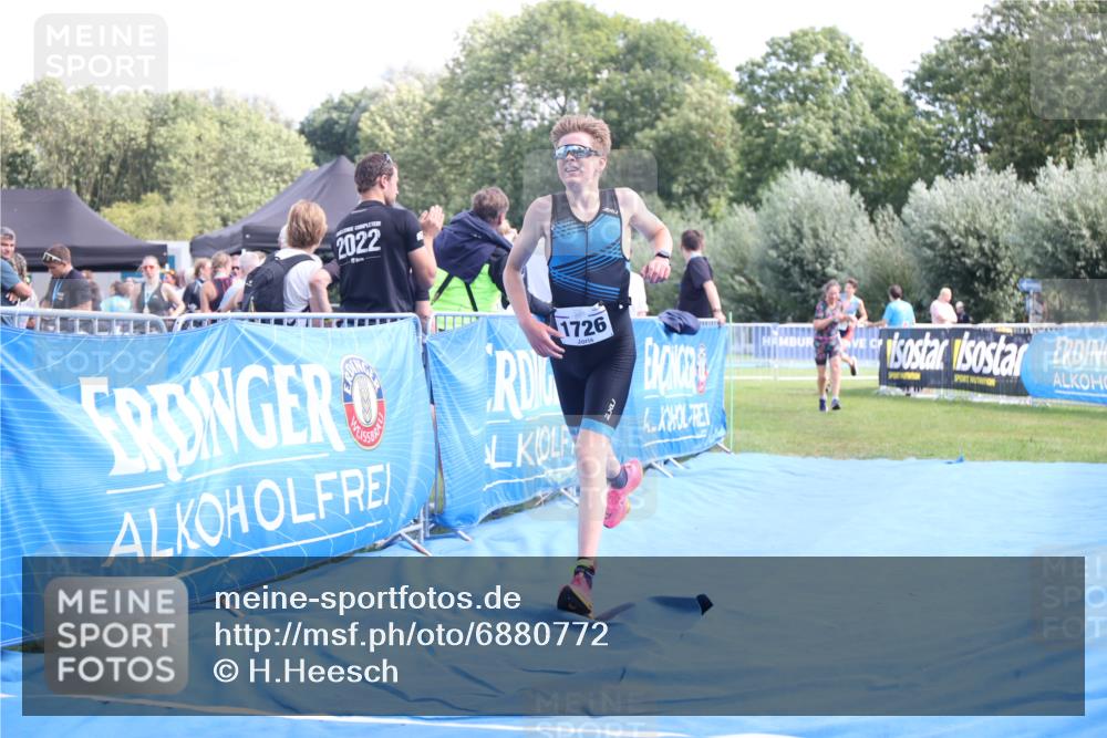 25.08.2024 - Elbe Triathlon Hamburg H.Heesch http://msf.ph/oto/6880772 25.08.2024 12:27:18 Ziel 1531, 1726, 1727 meine-sportfotos.de