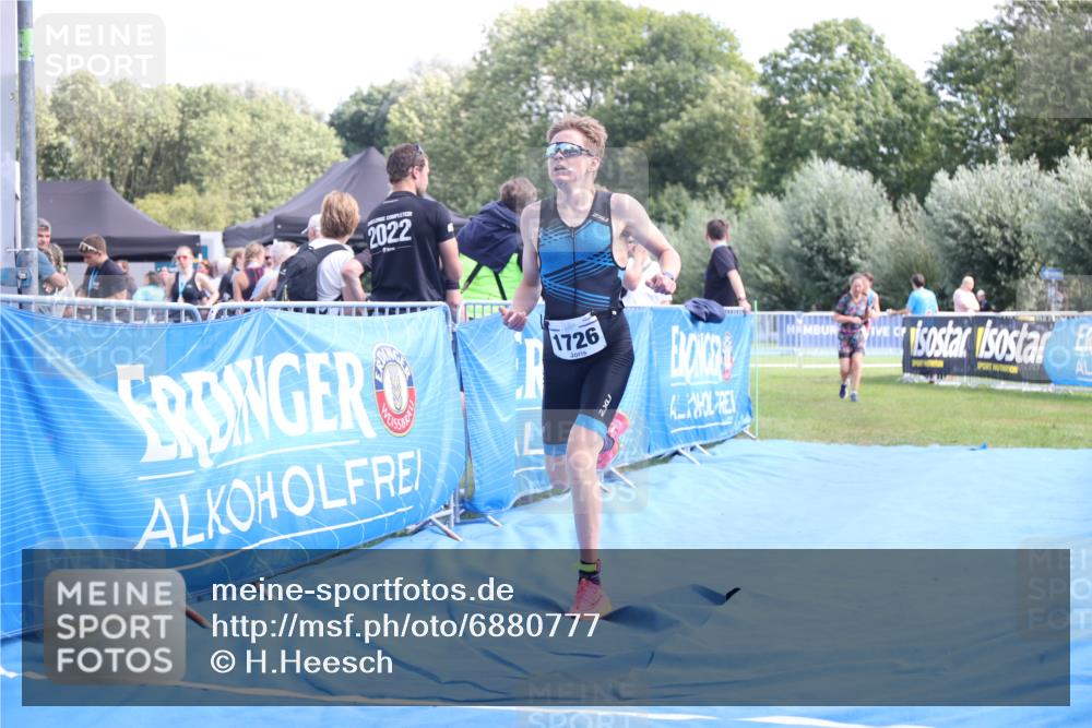 25.08.2024 - Elbe Triathlon Hamburg H.Heesch http://msf.ph/oto/6880777 25.08.2024 12:27:18 Ziel 1531, 1726, 1727 meine-sportfotos.de