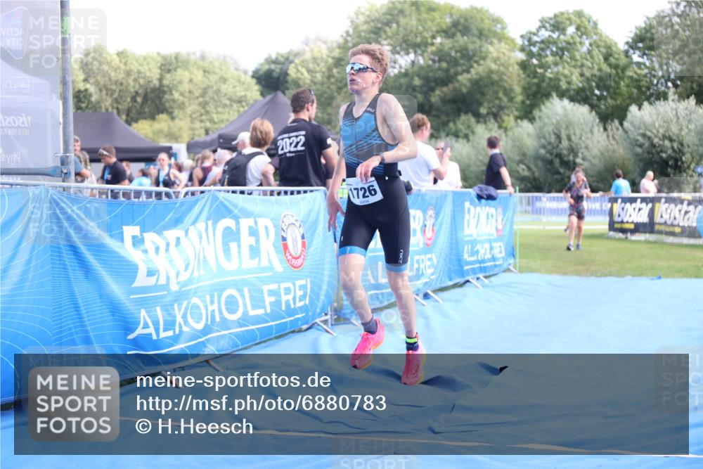 25.08.2024 - Elbe Triathlon Hamburg H.Heesch http://msf.ph/oto/6880783 25.08.2024 12:27:18 Ziel 1531, 1726, 1727 meine-sportfotos.de