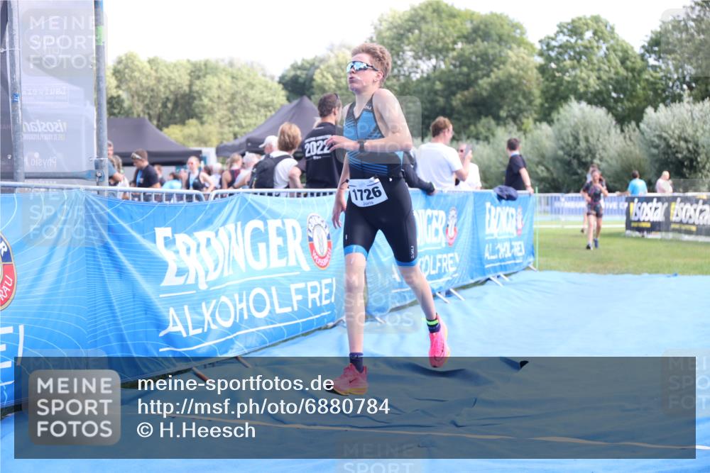 25.08.2024 - Elbe Triathlon Hamburg H.Heesch http://msf.ph/oto/6880784 25.08.2024 12:27:18 Ziel 1531, 1726, 1727 meine-sportfotos.de