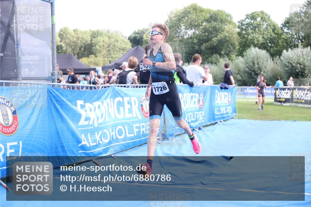 25.08.2024 - Elbe Triathlon Hamburg H.Heesch http://msf.ph/oto/6880786 25.08.2024 12:27:18 Ziel 1531, 1726, 1727 meine-sportfotos.de