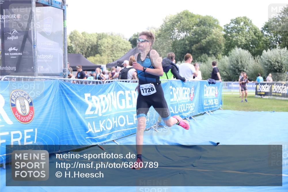 25.08.2024 - Elbe Triathlon Hamburg H.Heesch http://msf.ph/oto/6880789 25.08.2024 12:27:18 Ziel 1531, 1726, 1727 meine-sportfotos.de