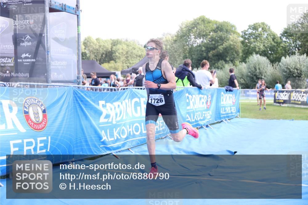 25.08.2024 - Elbe Triathlon Hamburg H.Heesch http://msf.ph/oto/6880790 25.08.2024 12:27:18 Ziel 1531, 1726, 1727 meine-sportfotos.de