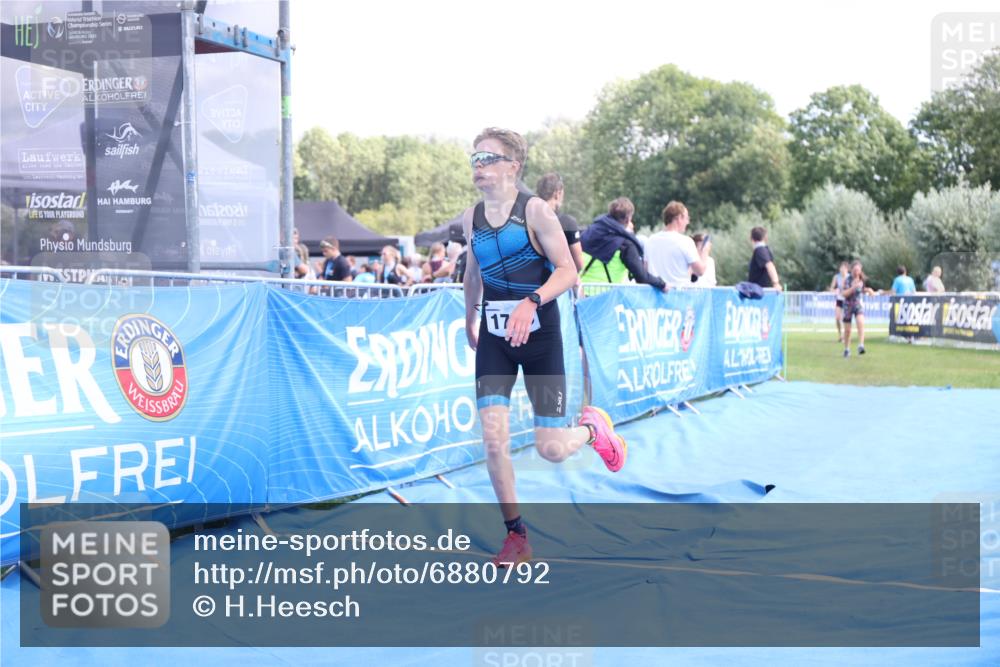 25.08.2024 - Elbe Triathlon Hamburg H.Heesch http://msf.ph/oto/6880792 25.08.2024 12:27:18 Ziel 1531, 1726, 1727 meine-sportfotos.de